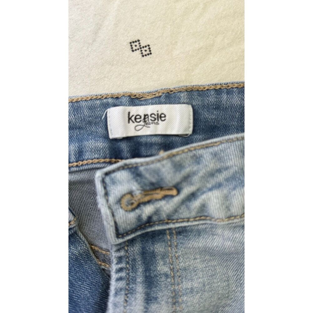 Kensie Jeans Women’s Floral Embroidered Denim Shorts Raw Hem Light Wash
